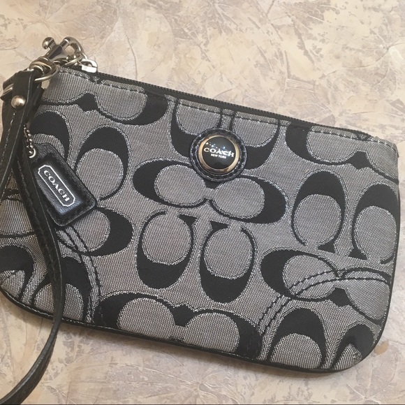 Coach- Wristlet - Picture 2 of 4